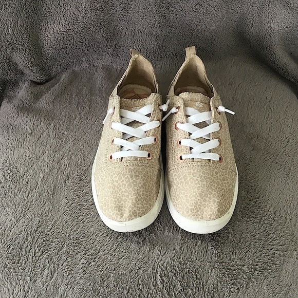 Girls Roxy Cheetah Print Slip On Sneakers - Picture 1 of 6